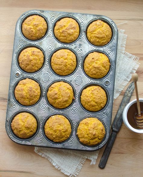 Beautiful simple healthy pumpkin cornbread muffins are the prefect side to all your favorite soups and chilis. Pumpkin Cornbread Muffins, Soups And Chilis, Cornbread Muffin, 21 Day Fix Snacks, Pumpkin Cornbread, Tin Recipes, Pumpkin Treats, Winter Soup Recipe, Favorite Soups