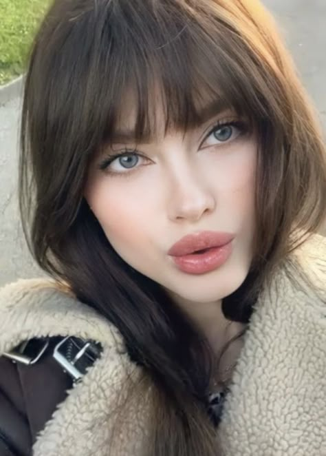 Pretty Face Shape, Korean Round Face, Natural Makeup Styles, Festival Make Up Ideas, Unique Facial Features, No Make Up Make Up Look, Pale Makeup, Hairstyles Korean, Natural Prom Makeup