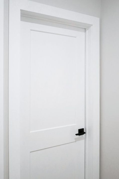 Interior Doors White Modern, Black Door Handles On White Doors, White Door Black Handle, White Doors Black Hardware, White Door Black Hardware, White Room Door, White Interior Doors With Black Hardware, Doors With Black Hardware, Black Doors Interior