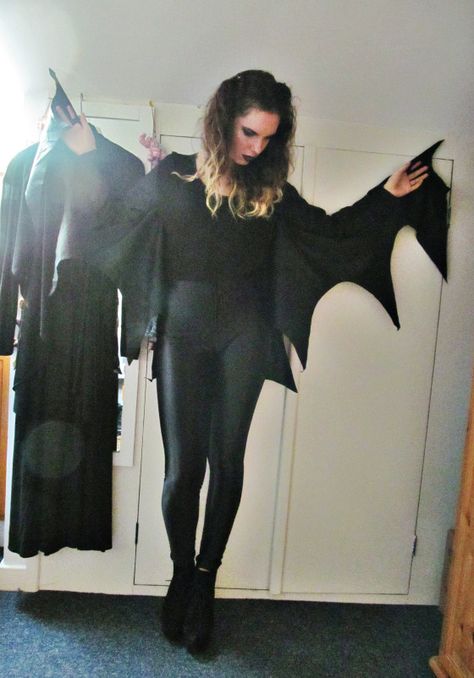 DIY Bat Costume- this would be better with bat-like makeup (maybe do it similar to cat face paint) and a headband with bat ears. Best Girl Halloween Costumes, Diy Bat Costume, Bat Wings Costume, Wing Costume, Bat Costume, Scary Halloween Costume, Black Halloween Dress, Costume Tutorial, Diy Kostüm