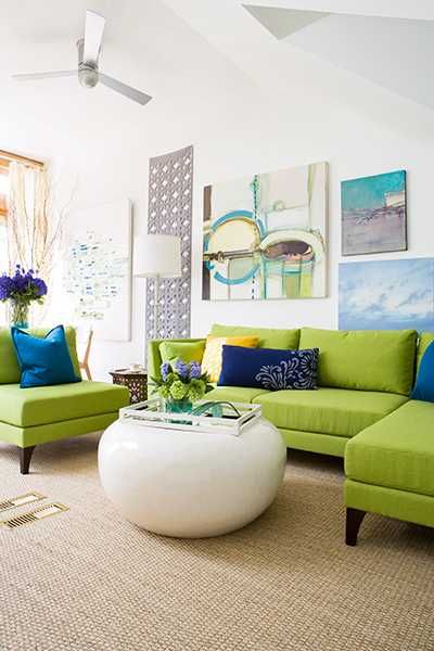 green living room furniture and blue decor accessories Green Couches, Design Interior Modern, Green Couch, Interior Design Color, Green Furniture, Green Sofa, Bright Homes, Sofa Colors, Living Room Green