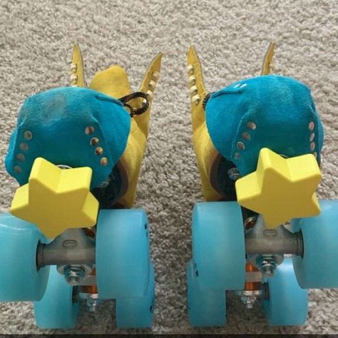 Blue Roller Skates, Star Roller Skates, Brown Roller Skates, Decorated Roller Skates, Roller Skate Set Up, Emo Roller Skates, Teal Outfits Aesthetic, Cool Roller Skates, Roller Skate Outfits