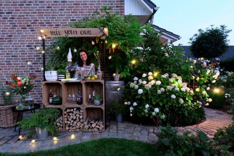 Werbung / DIY Bar aus Obstkisten. – so.leben.wir Diy Outdoor Bar, Little Shop Of Horrors, Garden Swing, Diy Bar, Family Room Decorating, Back Gardens, Garden Pool, Outdoor Bar, Drops Design