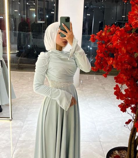 Sister Of The Bride Dress Hijab, Hijabi Dresses Soiree, Soiree Dresses For Hijab, Simple Engagement Dress, Hijab Soiree, Dress Soiree, Hijabi Dresses, Hijab Sport, Cute Formal Dresses