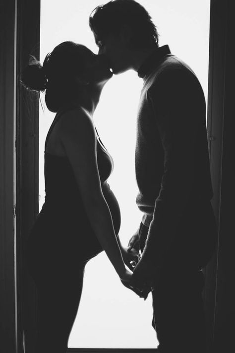 Vom Avea Un Copil, Photo Bb, Vogue Kids, Baby Fotografie, Baby Silhouette, Maternity Photoshoot Poses, Bump Photos, Maternity Photography Poses, Black And White Baby