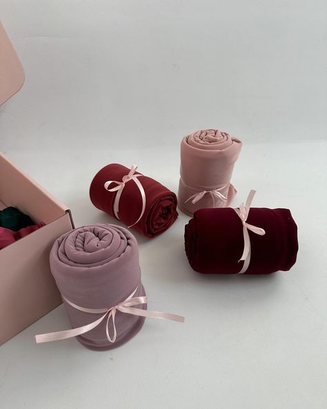 Scarf Gift Box Ideas, Hijab Business Name Ideas, Hijab Box Packaging, Scarf Bouquet, Hijab Bouquet, Scarf Photography, Hijab Store, Hijab Colors, Business Plan Outline