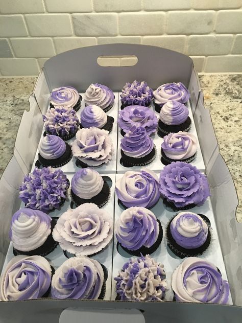 Cupcake Designs Purple, Lavender Cupcakes Decoration, Purple Cake Ideas Birthday Beautiful, Purple Birthday Cupcakes, Purple And White Cupcakes, Purple Cupcakes Ideas, Purple Cupcakes Ideas Simple, Purple White And Silver Cupcakes, Light Purple Cupcakes