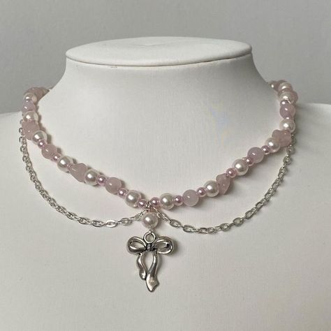 Aesthetic Handmade Necklace, Diy Pink Necklace, Wire Beaded Jewelry, Bead Flowers How To Make, Ideas De Collares Aesthetic, Handmade Necklaces Beads, Pretty Beaded Jewelry, Collar Aesthetic, Will Be Back Soon