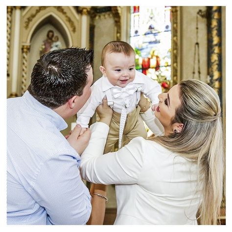 Foto Battesimo Photo Ideas, Baptism Photoshoot, Christening Photography, Baptism Pictures, Baptism Photography, Christening Photos, Couple With Baby, Catholic Baptism, Baptism Photos