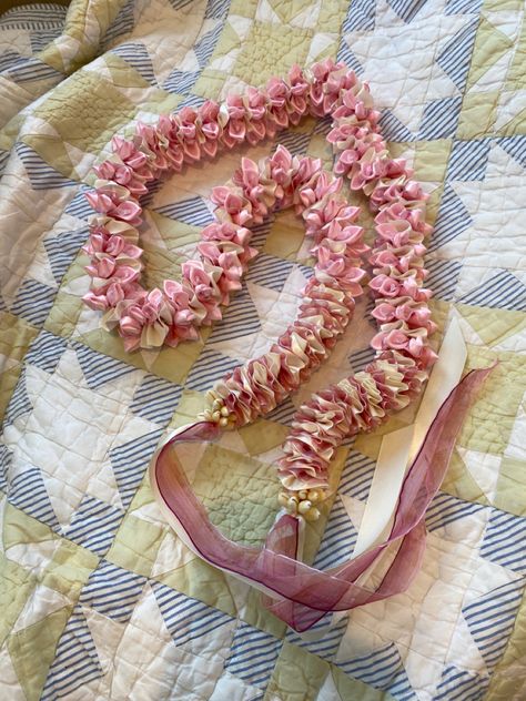 Hawaii Leis, Hawaiian Graduation Lei, Flower Lei Diy, Haku Lei Graduation, Hawaiian Ribbon Lei, Lei Po'o Flower Crowns, Vintage Aloha, Temple Decor, Flower Lei