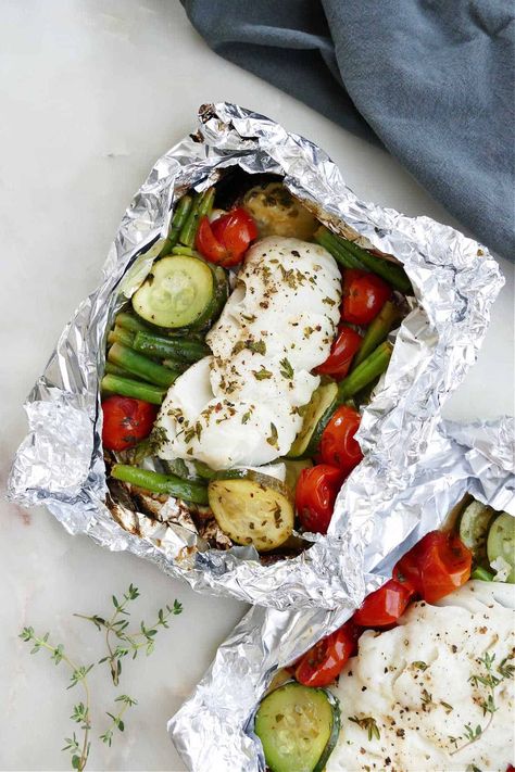 Cod foil packets with vegetables make a healthy and delicious summer meal! The whole recipe is ready in under 30 minutes. Instructions for grilling and baking fish foil packets are included. Fish In Foil Packets, Grilled Foil Packets, Grilling Fish, Grilled Cod, Bbq Fish, Foil Packet Dinners, Foil Packet Meals, Summer Vegetables, Fresh Fruit Salad