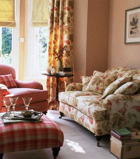 Floral Country Sofas via FabricsandPapers - If you love country living room decor then you'll love this article on cottage style sofas and couches! Curtain Styles Living Room, Cottage Style Sofa, Cottage Sofa, Country Sofas, Country Cottage Interiors, Living Room Decor Country, English Living Room, Couches Living, Dogs Instagram