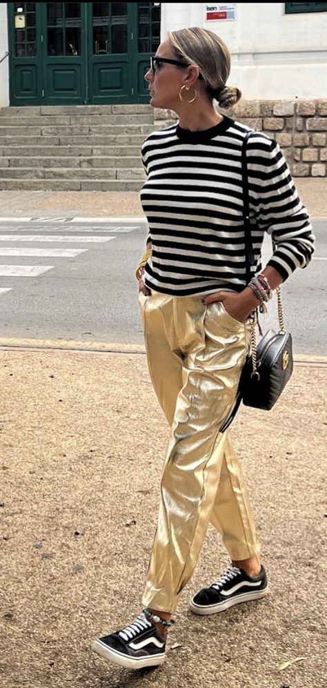 Gold Pants Outfit, Silver Pants Outfit, Rocker Chic Outfit, Metallic Trousers, Winter Pants Outfit, Fashion Trend Forecast, Gold Pants, Stripe Outfits, Casual Chic Outfit