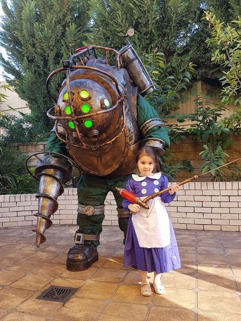 this is me as Big Daddy and my niece as Little Sister were testing the costumes for Supanova 2017 Bioshock Cosplay, Best Cosplay Ever, Baby Cosplay, Bioshock, Fancy Dresses Party, Nature Gif, Meme Template, Best Cosplay