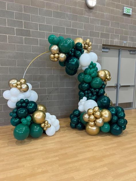 Emerald And Gold Balloon Garland, Forest Green Balloon Arch, Forest Green Balloon Garland, Emerald Green Birthday Decorations, Enchanted Forest Theme Balloon Arch, Green Gold Party Decorations, Emerald Green And Gold Birthday Decor, Graduation Party Ideas Green And Gold, Emerald Birthday Party