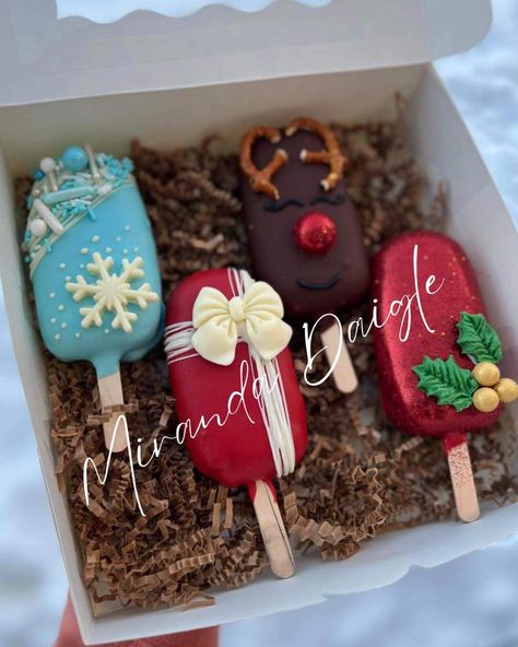 Christmas Cakecicles Ideas, Christmas Cake Pops Decoration, Cakepops Christmas Ideas, Cakesicle Christmas, Grinch Cakesicles, Holiday Cakesicles, Christmas Chocolate Covered Treats, Christmas Cakesicle, Christmas Cakesicles Ideas