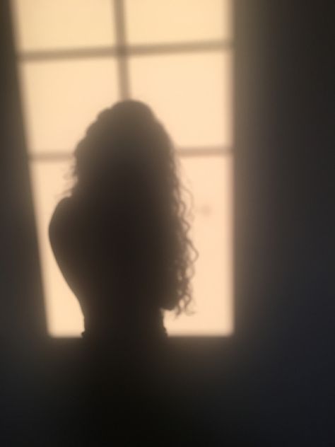 Curly Hair Shadow, Woman Shadow Aesthetic, Curly Hair Silhouette, Dramione Aesthetic, Isabella Core, Sunset Shadow, Shadow Portraits, Sun Silhouette, Women Silhouette