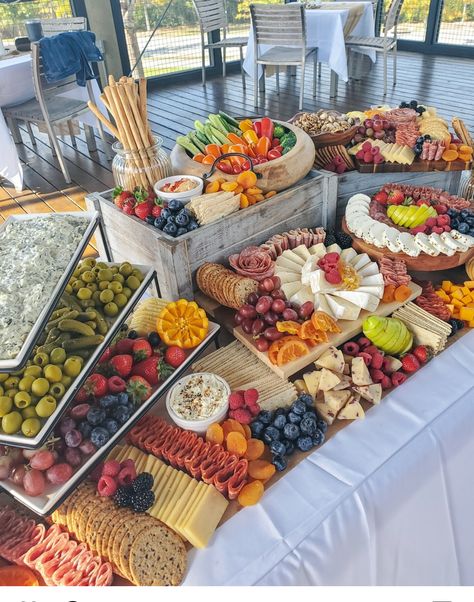 Diy Charcuterie Board For Wedding, Wedding Hors D'oeuvres Table, Grazing Table Ideas Diy, Bridal Shower Food Display, Appetizer Table Display, Wedding Charcuterie Board, Charcuterie Grazing Table, Grazing Table Ideas, Wedding Charcuterie