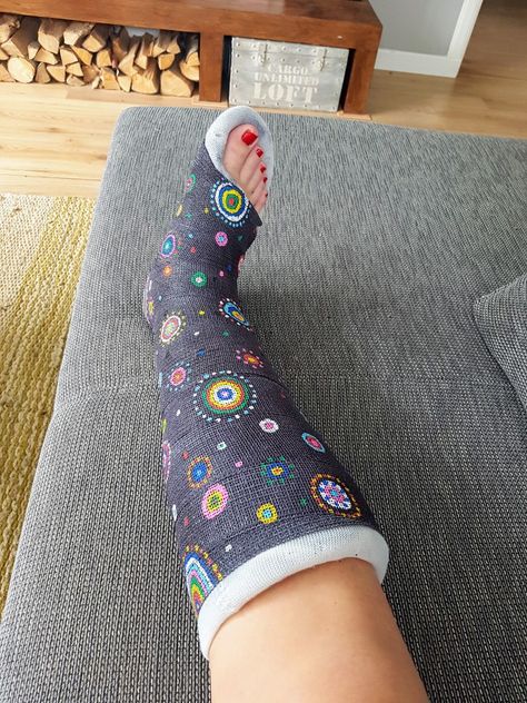 Decorating Casts Arm, Decorated Leg Cast, Cast Outfits Leg, Cast Art Leg, Cast Drawing Ideas Leg, Cast Decorating Ideas Leg, Leg Cast Outfit, Arm Cast Decorating Ideas, Leg Cast Decorating Ideas