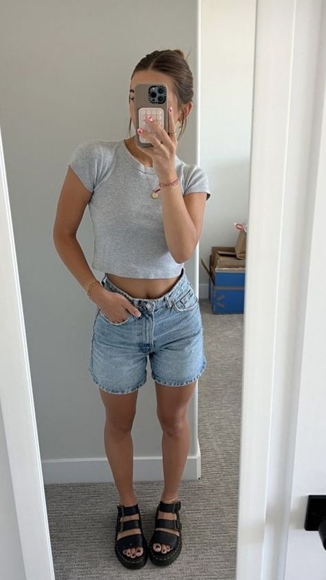 Outfits With Crutches, Oversized Jean Shorts Outfit, Outfits For The Heat, Summer Fits Women, Oversized Jean Shorts, Jean Shorts Outfit, Neat Casual Outfits, Church Fits, Fits Women