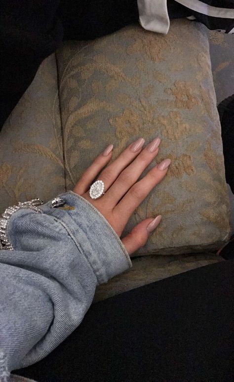 Kylie jenners ring Kylie Jenner Rings, Acrylic French Manicure, Unusual Wedding Rings, Kylie Jenner Nails, Big Wedding Rings, Bracelet Cartier, Dream Wedding Ring, Engagement Celebration, Celebrity Engagement Rings