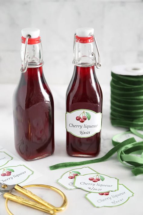 Simple Syrup For Cakes, Homemade Liqueur Recipes, Diy Alcohol, Homemade Alcohol, Cherry Vodka, Cherry Cordial, Homemade Liquor, Liquor Recipes, Cherry Liqueur