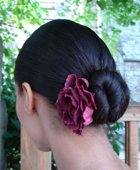 This a perfect bridesmaid hairstyle and it’s so low maintenance! Secure the hair in a bun at the nape of the neck and accessorise with a flower to match your wedding flowers. Bridesmaid Hair Braid, Half Up Curls, Bridesmaid Hair Long, Simple Wedding Hairstyles, Bridesmaid Hair Half Up, Hair Techniques, Trendy Hairstyle, Bun Hairstyle, Bridesmaid Hair Updo