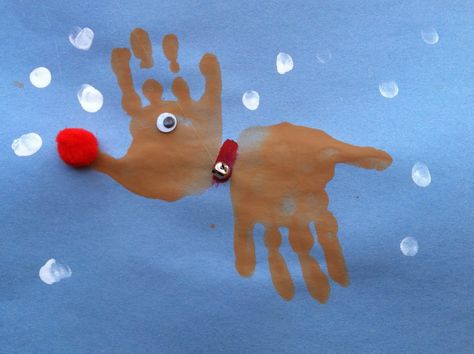 This handprint reindeer craft is a fun Christmas activity for kids and it's a really easy craft to make. To make the reindeer head out of a hand print Handprint Reindeer, Reindeer Handprint, Hand Print Art, Fun Christmas Activities, Reindeer Craft, Christmas Activities For Kids, Christmas School, Daycare Crafts, Preschool Christmas