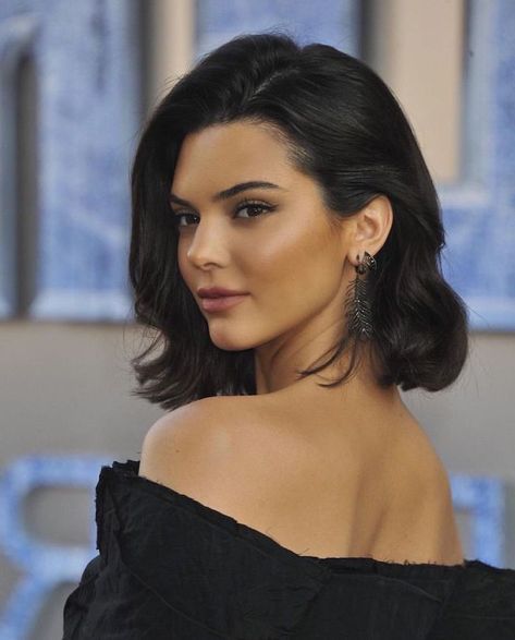 pictures-of-short-haircuts-kendall-jenner-black-hair-black-dress Kendall Jenner Short Hair, Kendall Jenner Shorts, Modern Dans, Jenner Hair, Gisele Bundchen, Kendall Jenner Style, Kardashian Jenner, Long Bob, Celebrity Hairstyles