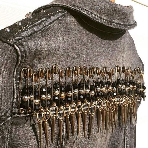 Skirt Decoration Ideas, Denim Jacket Back Design, Denim Jacket Design Ideas, Diy Jean Jacket Ideas, Punk Fashion Diy, Diy Denim Jacket, Diy Jeans, Show Jackets, Diy Jacket