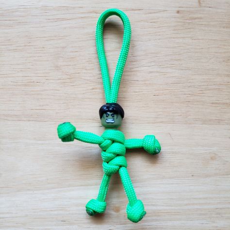 Check out this awesome Paracord Pal! Each paracord pal is made from high quality 550 Paracord, meaning it has a strength of 550 pounds. Each Paracord Pal Keychain is handmade by either Abigail or Noah. All Paracord is made in the USA. Materials: * 550 Paracord: 2.5 feet Lime Green * Minifigure Head www.insanelyparacord.com/collections/paracord-pals/products/PPK1007 Paracord Buddy, Paracord Projects Diy, Cords Crafts, Paracord Bracelet Diy, Paracord Diy, Unique Keychains, Paracord Projects, Key Accessories, 550 Paracord