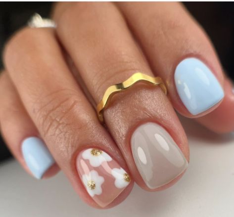 Short White Nail Ideas, Hawaii Nails Short Gel, Short Hawaii Nails, Blue Flower Nails Short, Light Blue Nail With Flower, Nails Luminary, Short Light Blue Nails With Flower Design, Light Blue Nails With Daisies, Belle Nails