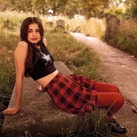 Hope Sandoval, Bianca Jagger, Charlotte Rampling, 90s Girl, Mazzy Star, Female Musicians, Alexa Chung, Dress Code, Young Woman