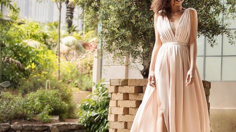 Empire Waist Dress Guide: Understanding the Empire Silhouette - 2021 - MasterClass Flowy Outfits, Dress Outline, Wedding Hairstyles For Women, Very Easy Hairstyles, Drapey Dress, Women's Maxi Dresses, Black Wedding Hairstyles, Empire Silhouette, Woman Posing