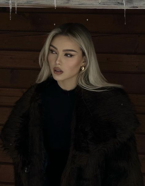 romaneinnc Casual Makeup, Escape Reality, Feminine Aesthetic, Fashion Makeup, Classy Outfits, Pretty People, Fur Coat, Hair Makeup, Faux Fur