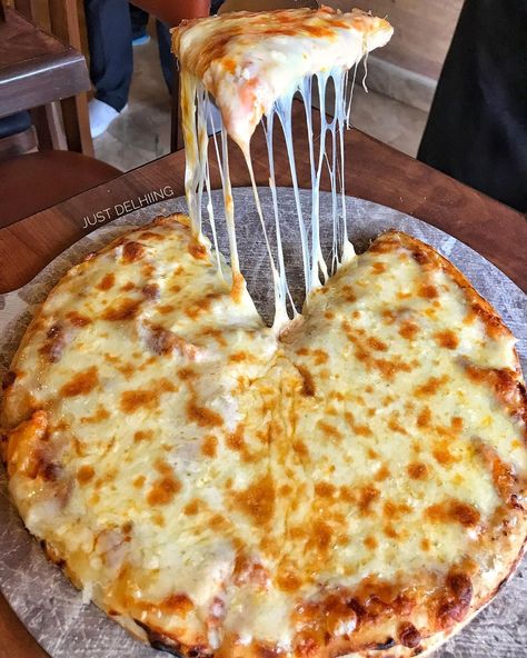 Super Cheesy Pizza, Cheesy Pizza Aesthetic, Extra Cheese Pizza, Margharita Pizza, Cheesy Crust Pizza, Cheese Pizza Recipe, Margarita Pizza, Pizza Cheese, Cheesy Pizza