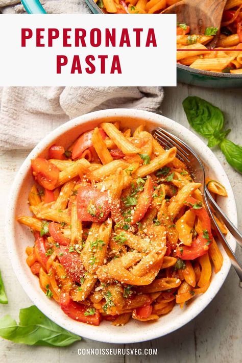 This peperonata pasta is made with onions, garlic, and LOTS of sweet bell peppers in a light tomato basil sauce. Onion Pasta Sauce, Vegan Manicotti, Bell Pepper Pasta, Meatless Meatloaf, Onion Pasta, Summer Pasta Recipes, Hot Recipes, Vegetarian Meatballs, Easy Vegan Dinner Recipes