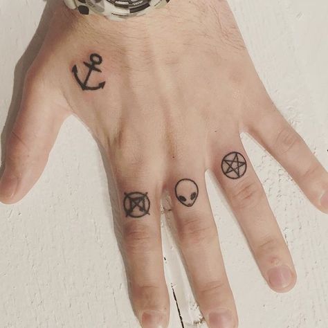 Fingertattoos . Alien . Grindcore . Pentagram . Anchor . Handpoked by Kokosmaedchen Alien Tattoo On Finger, Pentagram Finger Tattoo, Alien Finger Tattoo, Epic Tattoos, Pentagram Tattoo, Alien Hand, Ufo Tattoo, Finger Tats, Knuckle Tattoos