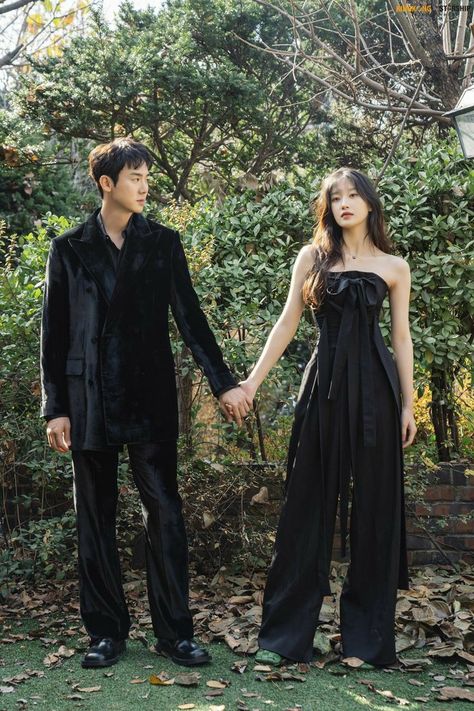 Yoo yeon seok Spy Couple Aesthetic, Couple Outfits Korean, Prewed Concept, Korean Photoshoot, Korean Couple Photoshoot, Yoo Yeon Seok, Outfit Elegantes, Moon Ga Young, Pre Wedding Photoshoot Outfit