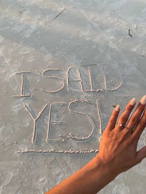 Proposal Ideas Beach, Wedding Proposal Ideas Engagement, Engagement Proposal Photos, Engagement Photo Shoot Beach, Cute Proposal Ideas, Engagement Pictures Beach, Engagement Announcement Photos, Proposal Pictures, Beach Proposal