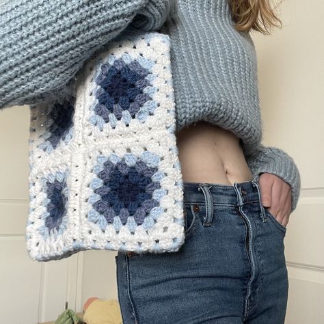 Blue Crochet Granny Square, Small Granny Square Bag, Aesthetic Granny Square, Crochet Tote Bag Granny Squares, Granny Square Crochet Ideas, Blue Granny Squares, Granny Square Tote Bag Pattern, Granny Square Crochet Purse, Crochet Granny Square Tote Bag