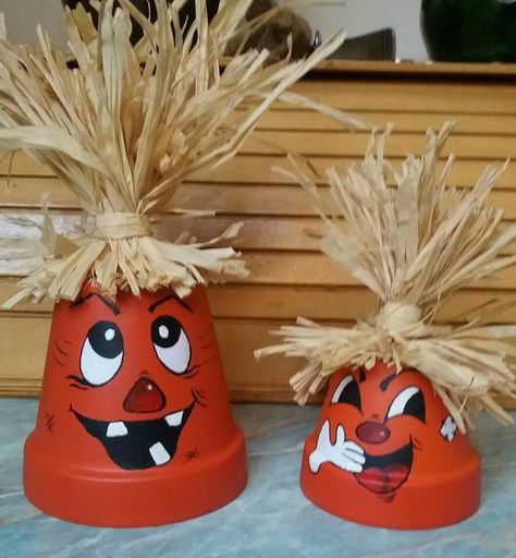 Clay Pot Projects, Easy Thanksgiving Crafts, Halloween Wood Crafts, Halloween Clay, Terra Cotta Pot Crafts, Painted Clay Pots, Flower Pot Crafts, Adornos Halloween, Painted Flower Pots