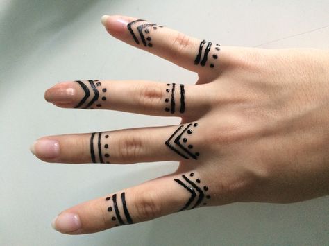 Small Henna Tattoos Wrist, Henna Designs Fingers Simple, Henna Design Fingers, Small Inner Wrist Tattoo, Simple Henna Hand Designs, Henna Hand Tattoos Simple, Henna Hand Designs Simple, Henna Beginners, Finger Henna Designs Simple