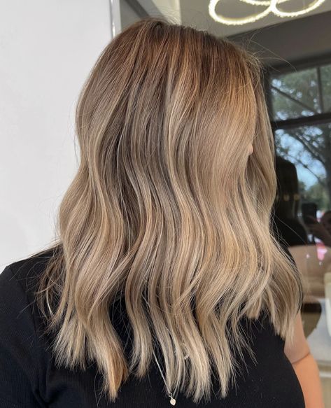 Natural Blonde Highlights Medium Length, Dimensional Dirty Blonde, Mid Length Blonde Hair With Layers, Dirty Blonde Short Hair, Blonde Light Brown Hair, Blonde Foils, Natural Blonde Highlights, Summer Blonde Hair, Easy Hairstyles For Medium Hair