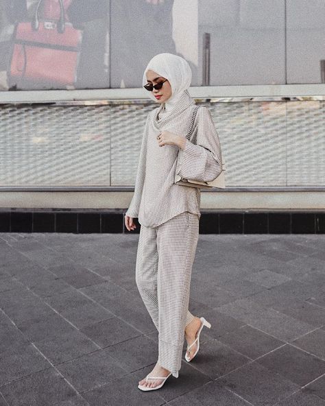 Hijab Office Look, White Hijab Outfit, One Set Outfit, Aesthetic Outfits Women, Cute Hijabi Outfits, White Hijab, Muslim Outfit, Jakarta Fashion Week, White Knit Top