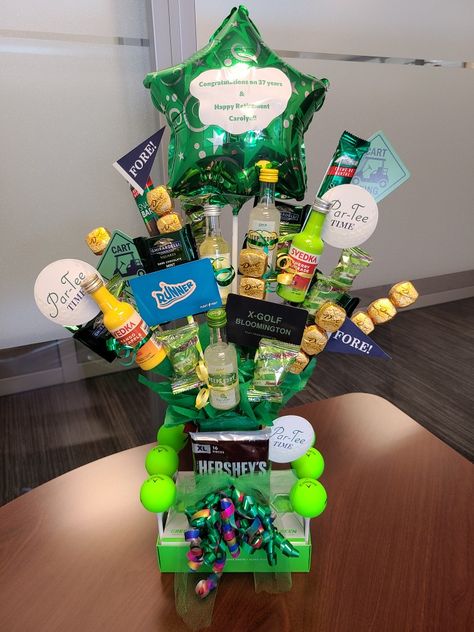 Retirement Golf Bouquet Golf Bouquets, Diy Gift Bouquet, Golf Gift Basket Ideas, Retirement Gift Basket, Fundraiser Baskets, Golf Birthday Party, Golf Outing, Cheap Gift, Golf Birthday