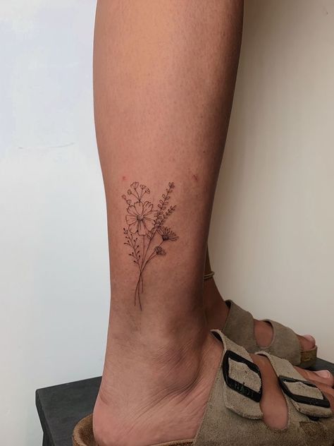 Tattoos Flower Bouquet, Floral Ankle Tattoo, Tattoo On Ankle, Flower Leg Tattoos, Flower Bouquet Tattoo, Ankle Tattoos For Women, Bouquet Tattoo, Handpoke Tattoo, Elbow Tattoos