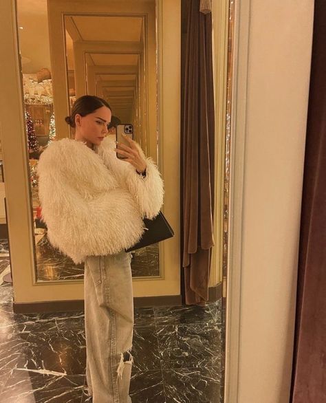 Beige Fur Coat Outfit, White Fur Coat Outfit, Faux Fur Jacket Outfit, Beige Fur Coat, Faux Fur Coats Outfit, Fur Jacket Outfit, White Fur Jacket, Fur Outfit, Shaggy Jacket