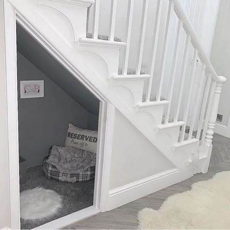 17 Creative Under Stairs Storage Ideas You Need to Try Bed Under The Stairs, Dog Under Stairs, Stairs Dog House, Bed Under Stairs, Under Stairs Dog House, Under Stairs Nook, Under Stairs Ideas, Katt Diy, Stair Nook