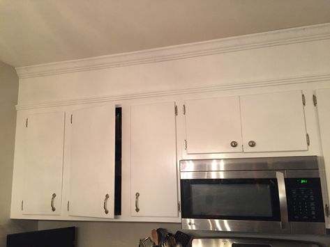 Bulkhead Kitchen, Kitchen Bulkhead, Kitchen Cabinets Trim, Molding Kitchen, Country Kitchen Backsplash, Crown Molding Kitchen, Kitchen Cabinet Crown Molding, Diy Hardwood Floors, Above Kitchen Sink